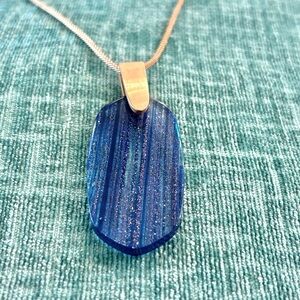 Kendra Scott Inez in Rose Gold and Navy Glass 30” Adjustable Necklace.